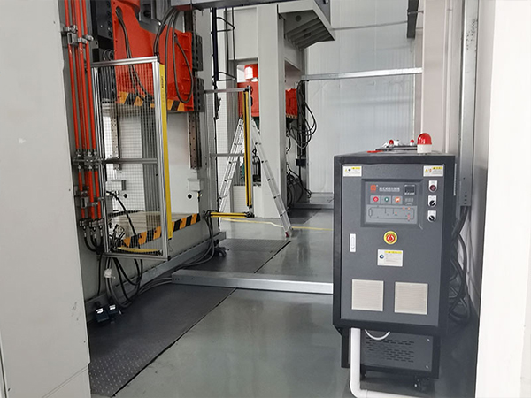 SMC復(fù)合材料模壓電池包殼體生產(chǎn)，選擇SMC模溫機(jī)
