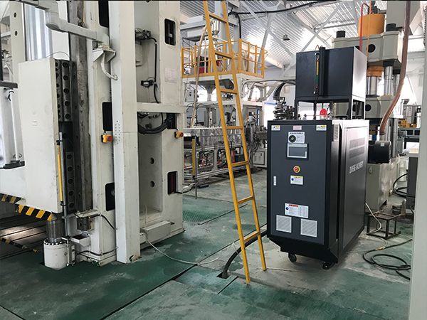 復(fù)合材料部件成型，使用碳纖維成型模溫機(jī)控溫效果好